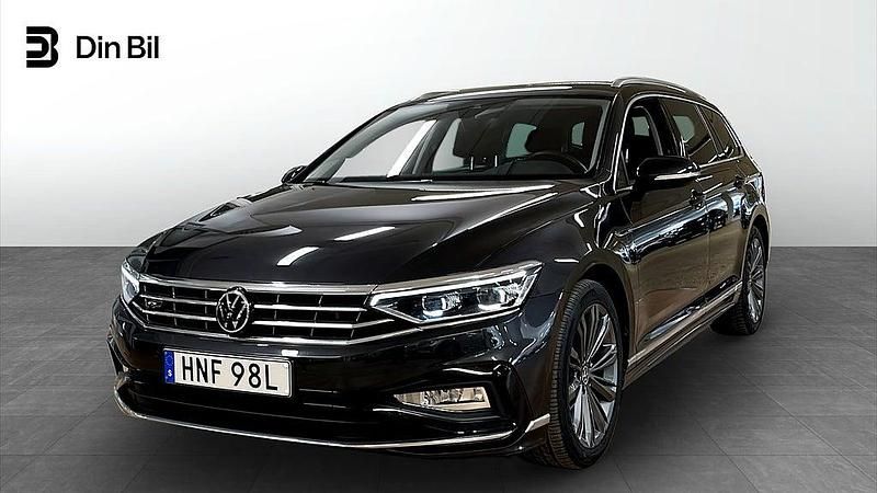 Mangan grey metallic Begagnad 2022 VW Passat R-line Kombi | 264 800 kr (Marknadspris) - Bild 1/4