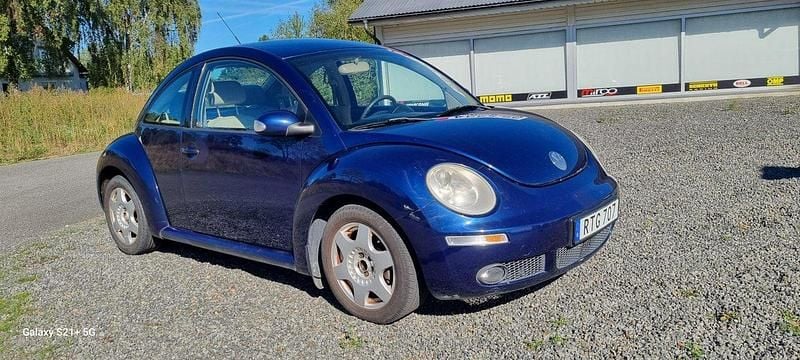 Blå Begagnad 2006 VW Beetle Highline Halvkombi | 19 500 kr - Bild 1/4