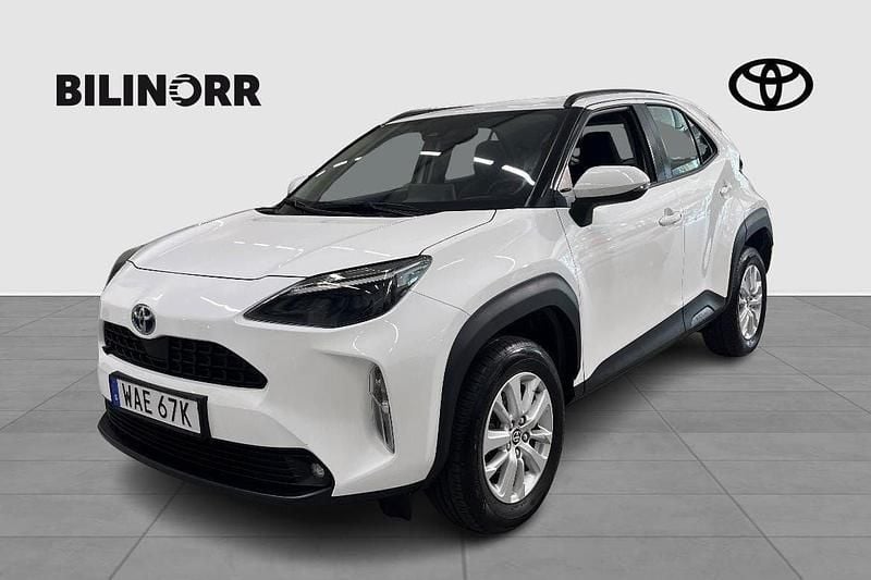 Vit Begagnad 2023 Toyota Yaris Hybrid Active SUV | 278 800 kr (Marknadspris) - Bild 1/3