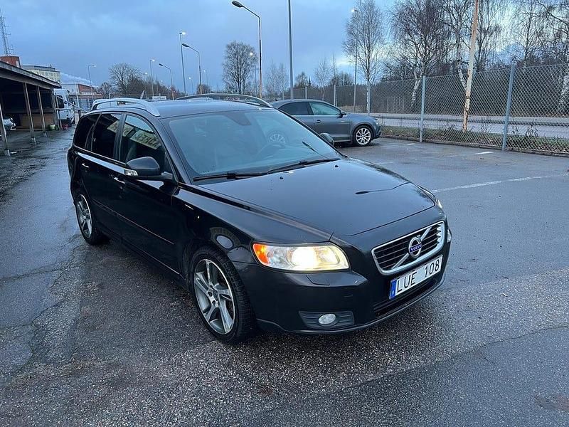Svart Begagnad 2012 Volvo V50 Momentum Kombi | 59 900 kr (Marknadspris) - Bild 1/4