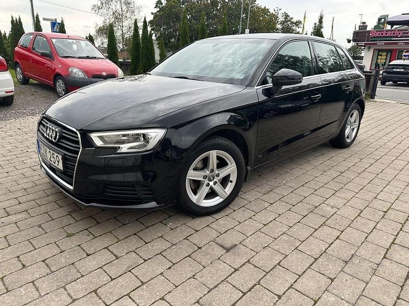 Svart Begagnad 2018 Audi A3 Sportback Proline Halvkombi | 209 800 kr (Lite dyr) - Bild 1/4