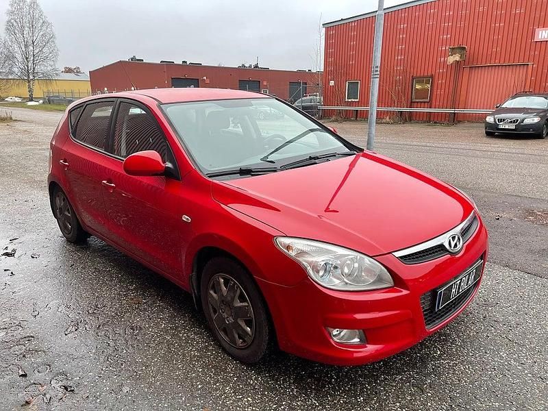 Begagnad Hyundai i30 122 HK (89 kW) 2007 Röd Halvkombi