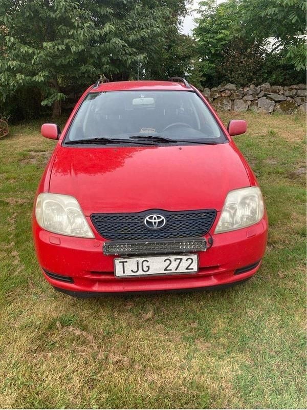 Röd Begagnad 2002 Toyota Corolla Kombi | 18 000 kr (Marknadspris) - Bild 1/3