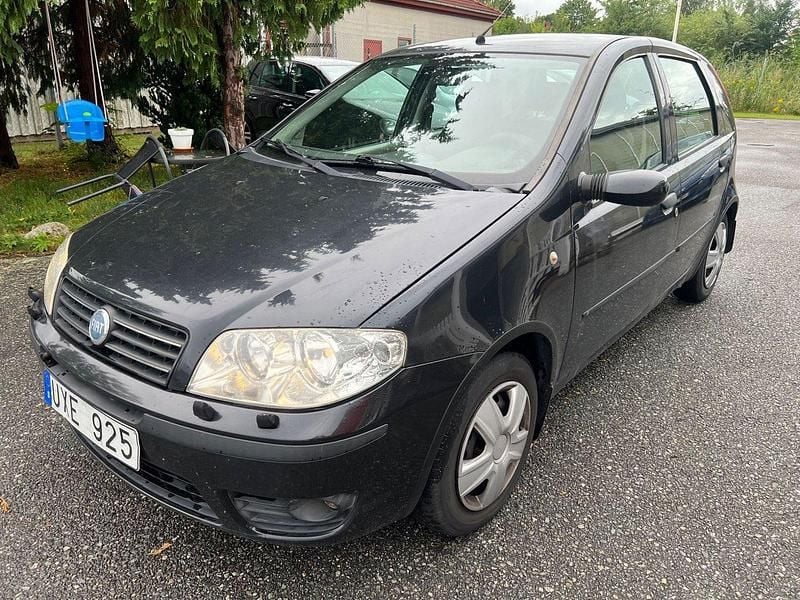 Svart Begagnad 2004 Fiat Punto Dynamic Halvkombi | 19 500 kr - Bild 1/4