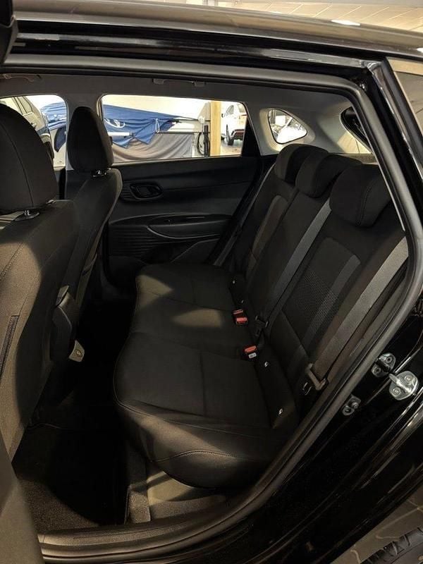 Ny Hyundai i20 Essential 84 HK (61 kW) 2025 Svart Halvkombi