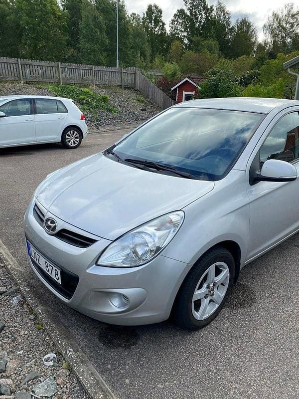Silver Begagnad 2011 Hyundai i20 Select Halvkombi | 45 000 kr (Bra pris) - Bild 1/4