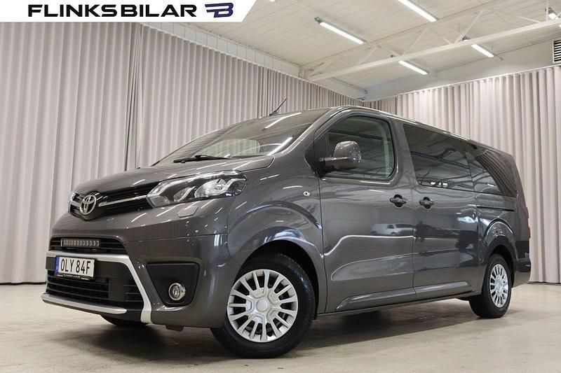 Mörkgrå Begagnad 2021 Toyota Proace Verso Kombi | 349 900 kr (Marknadspris) - Bild 1/4