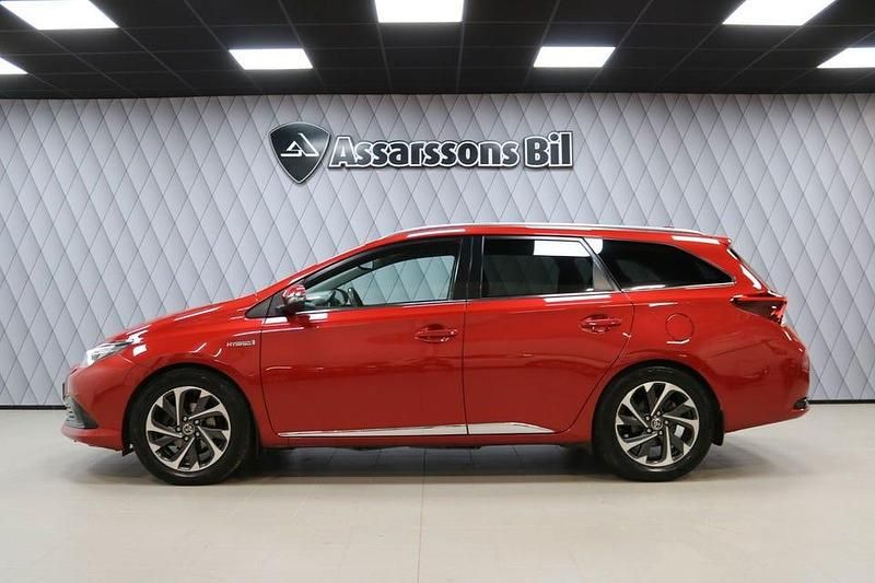 Begagnad Toyota Auris Touring Sports Active 136 HK (100 kW) 2015 Mörkröd Kombi
