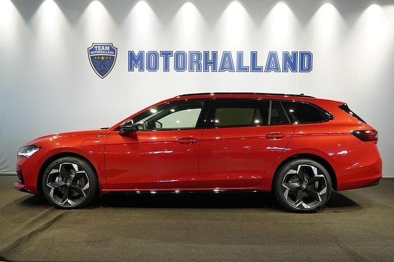 Röd Begagnad 2025 Skoda Superb Kombi | 489 900 kr - Bild 1/4