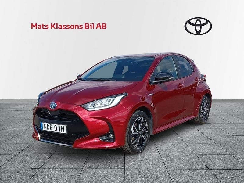 Röd Begagnad 2020 Toyota Yaris Hybrid Style Halvkombi | 219 000 kr (Marknadspris) - Bild 1/4