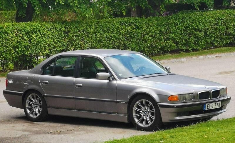 Grå Begagnad 2000 BMW 728 Sedan | 59 000 kr - Bild 1/4