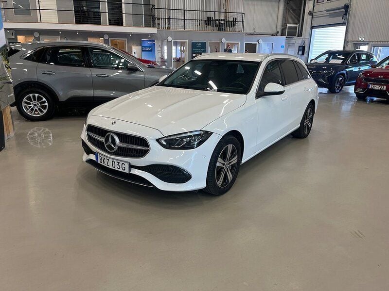 Vit Begagnad 2022 Mercedes C300e Avantgarde Kombi | 359 000 kr (Superpris) - Bild 1/4