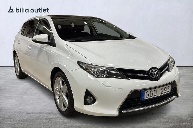 Begagnad Toyota Auris Multidrive S 132 HK (97 kW) 2013 Vit Halvkombi