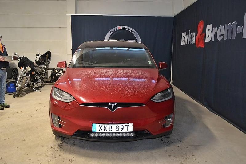 Begagnad Tesla Model X 567 kW (772 HK) 2018 Röd SUV