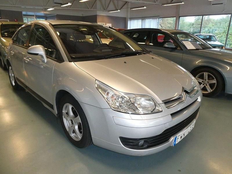 Silver Begagnad 2007 Citroën C4 Halvkombi | 44 800 kr (Marknadspris) - Bild 1/4