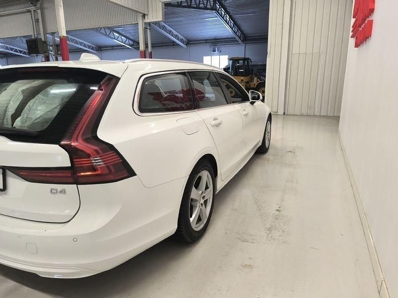 Begagnad Volvo V90 Momentum 190 HK (139 kW) 2020 Vit Kombi