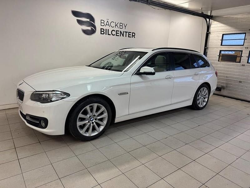 Vit Begagnad 2016 BMW 520 Kombi | 148 000 kr (Marknadspris) - Bild 1/4