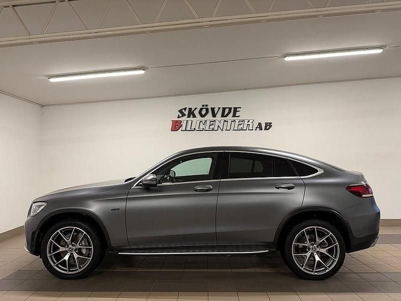 Grå Begagnad 2020 Mercedes GLC300e AMG Sportkupé | 399 500 kr (Lite dyr) - Bild 1/4