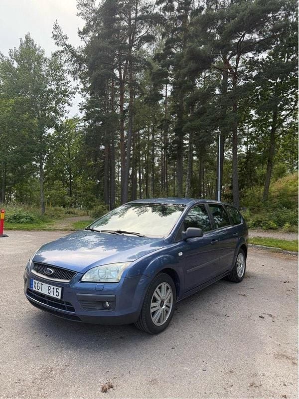 Blå Begagnad 2006 Ford Focus Kombi | 19 900 kr (Marknadspris) - Bild 1/4
