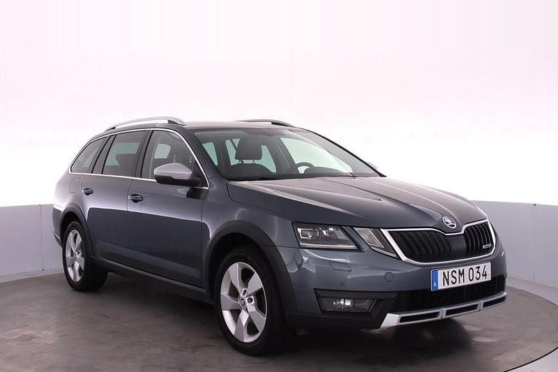 Mörkgrå Begagnad 2018 Skoda Octavia Scout Kombi | 199 000 kr (Marknadspris) - Bild 1/4