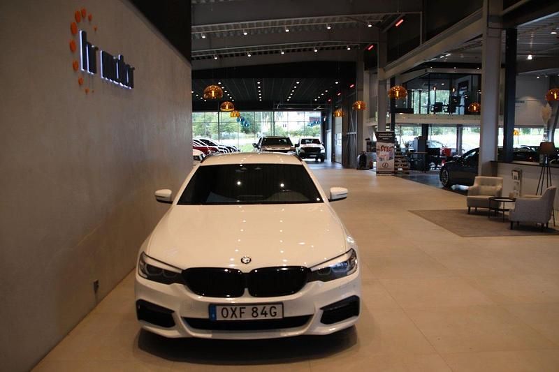 Vit Begagnad 2020 BMW 520 M Sport Kombi | 329 000 kr (Marknadspris) - Bild 1/4