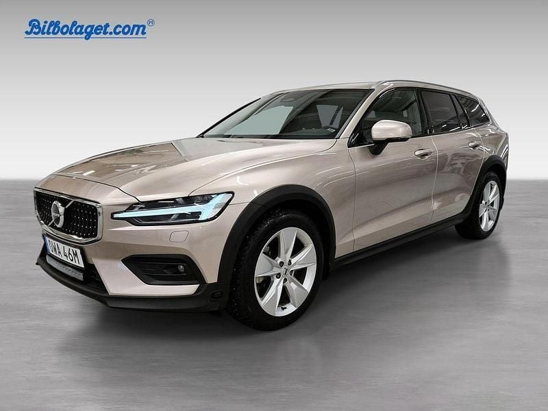 Grå Begagnad 2024 Volvo V60 CC Plus Kombi | 459 500 kr (Marknadspris) - Bild 1/3