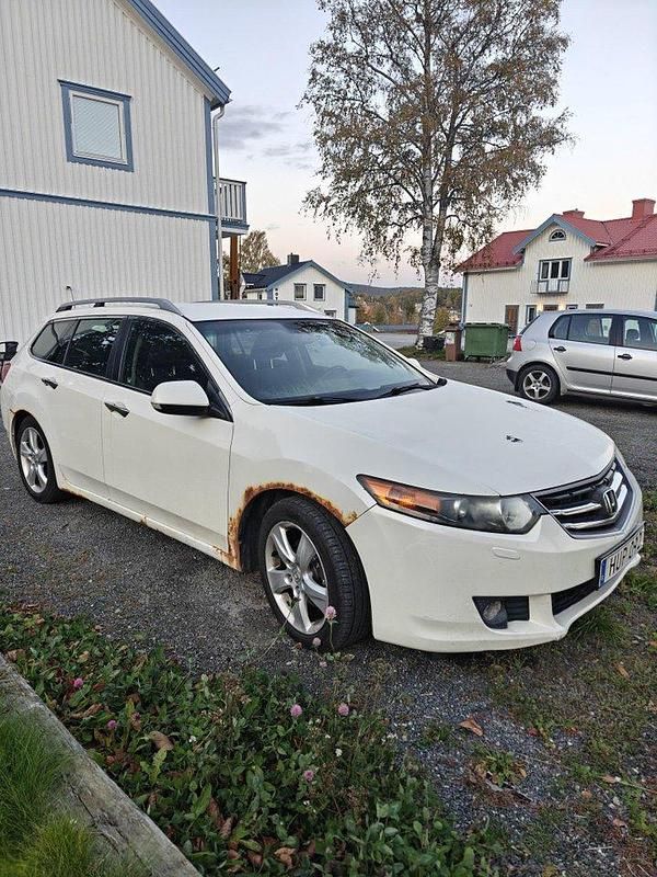 Vit Begagnad 2009 Honda Accord Kombi | 19 500 kr (Marknadspris) - Bild 1/4