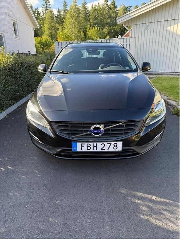 Svart Begagnad 2018 Volvo V60 Kinetic Kombi | 149 000 kr (Marknadspris) - Bild 1/4