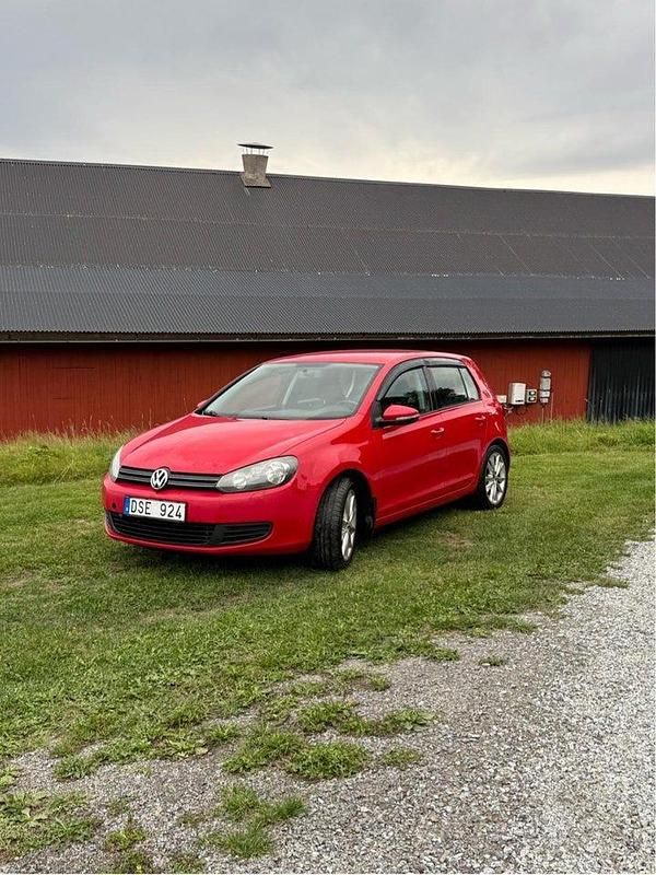 Röd Begagnad 2012 VW Golf VII Halvkombi | 40 000 kr (Superpris) - Bild 1/4