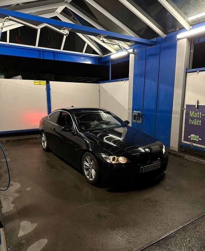 Sapphire black Begagnad 2008 BMW 325 Sportkupé | 129 000 kr (Marknadspris) - Bild 1/4