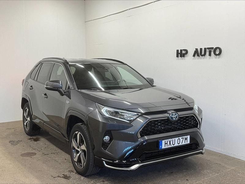 Mörkgrå Begagnad 2021 Toyota RAV4 Hybrid SUV | 374 900 kr (Bra pris) - Bild 1/4
