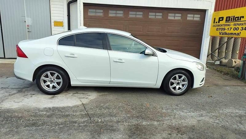 Vit Begagnad 2011 Volvo S60 R-Design Sedan | 85 000 kr (Marknadspris) - Bild 1/4