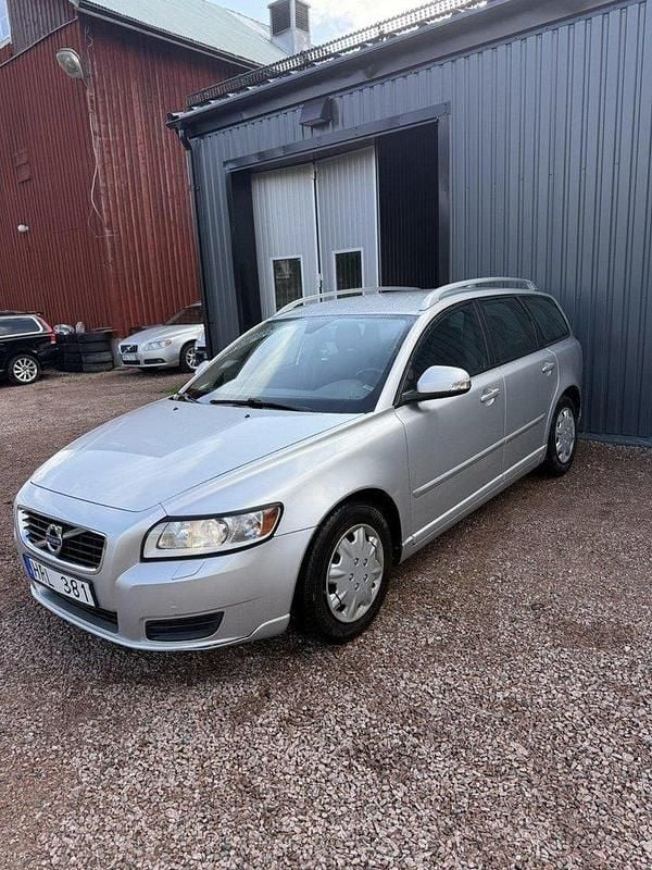 Grå Begagnad 2012 Volvo V50 Kinetic Kombi | 39 000 kr (Superpris) - Bild 1/4