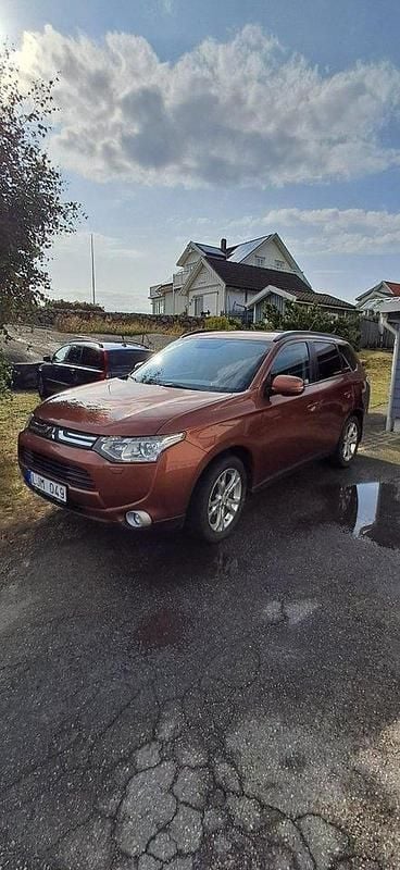 Brun Begagnad 2013 Mitsubishi Outlander SUV | 65 000 kr (Bra pris) - Bild 1/4