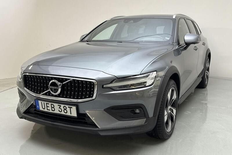 Grå Begagnad 2020 Volvo V60 CC SE Kombi | 263 800 kr (Marknadspris) - Bild 1/4
