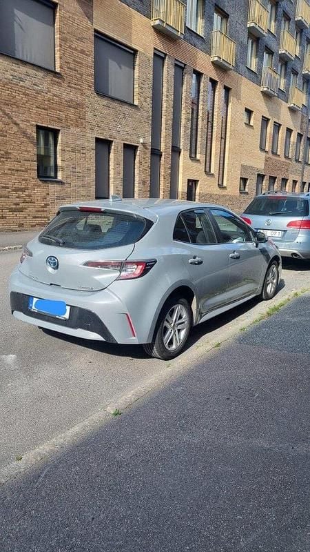 Grå Begagnad 2020 Toyota Corolla Hybrid Active Halvkombi | 195 000 kr (Marknadspris) - Bild 1/4