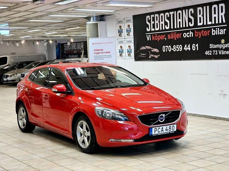 Röd Begagnad 2014 Volvo V40 Kinetic Kombi | 99 900 kr (Marknadspris) - Bild 1/4