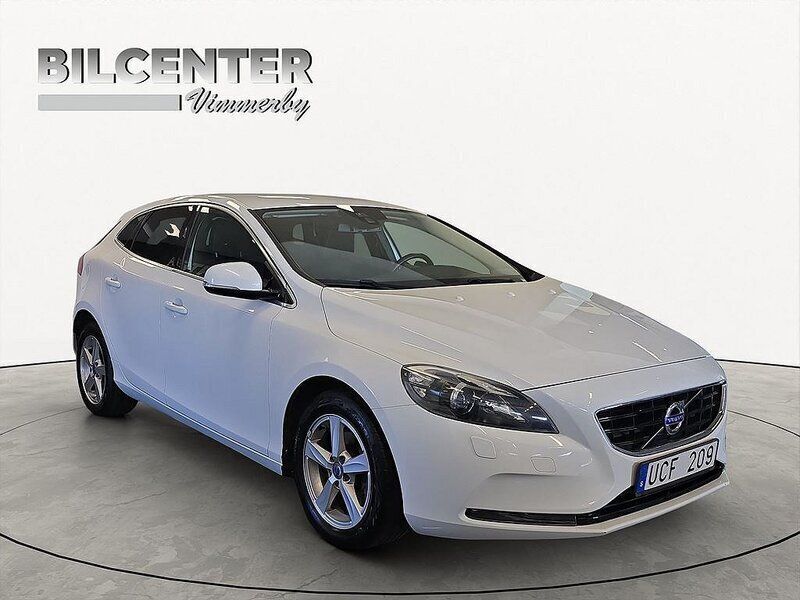 Vit Begagnad 2013 Volvo V40 Momentum Kombi | 99 900 kr (Marknadspris) - Bild 1/4