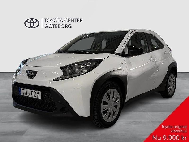 Vit Begagnad 2022 Toyota Aygo X Play SUV | 144 900 kr (Marknadspris) - Bild 1/3