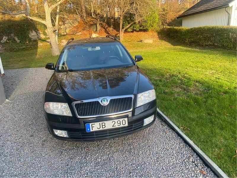 Svart Begagnad 2007 Skoda Octavia Kombi | 21 500 kr (Marknadspris) - Bild 1/4