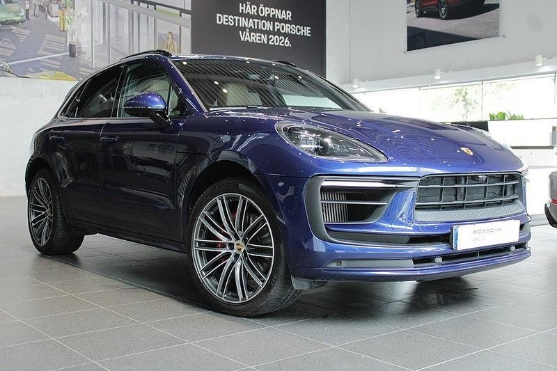 Mörkblå Begagnad 2023 Porsche Macan S SUV | 795 000 kr (Marknadspris) - Bild 1/4