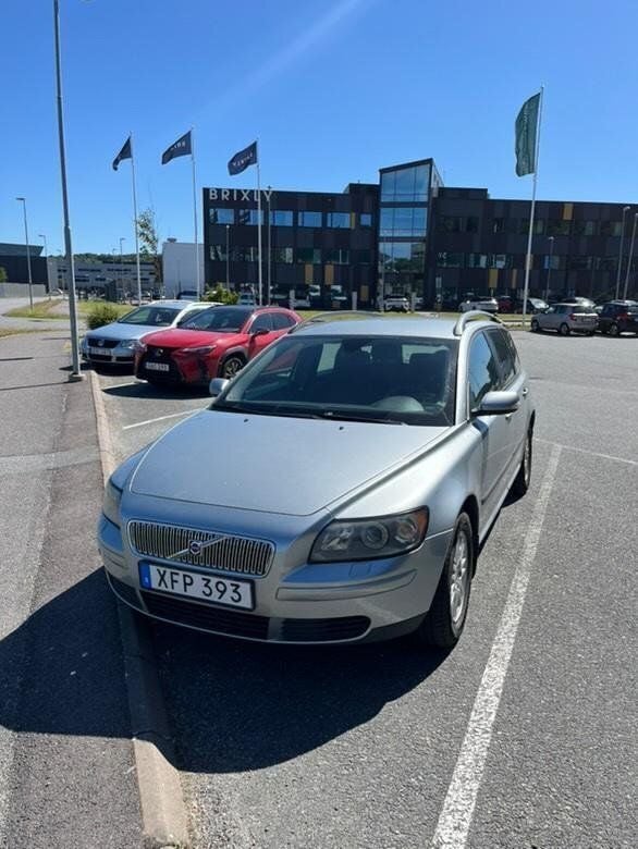 Silver Begagnad 2006 Volvo V50 Kombi | 6 000 kr (Superpris) - Bild 1/3