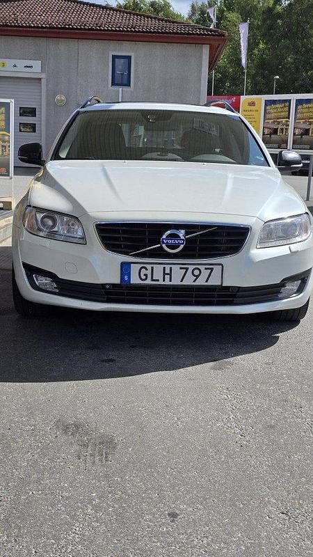 Pärlvit Begagnad 2015 Volvo V70 Dynamic Kombi | 174 000 kr (Lite dyr) - Bild 1/4