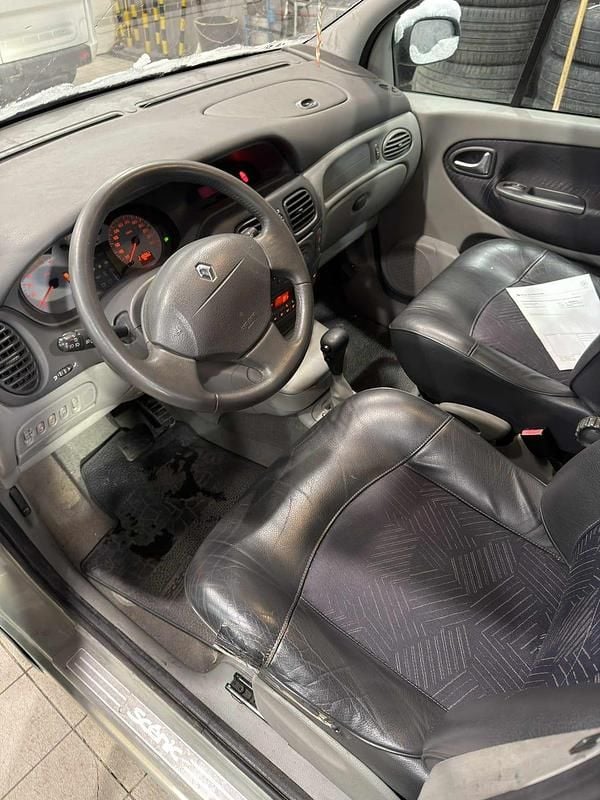 Begagnad Renault Scénic 139 HK (102 kW) 2002 Minibuss