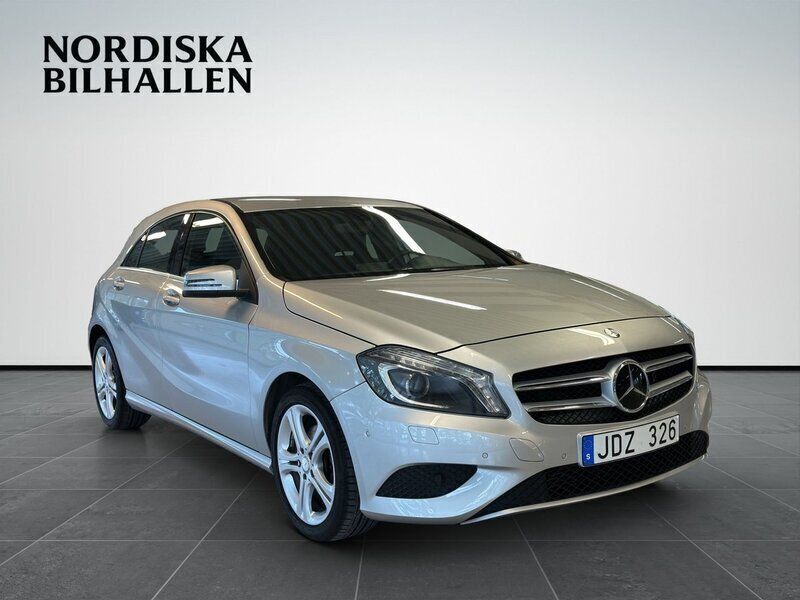 Silver Begagnad 2013 Mercedes A180 Urban Halvkombi | 159 795 kr (Marknadspris) - Bild 1/4