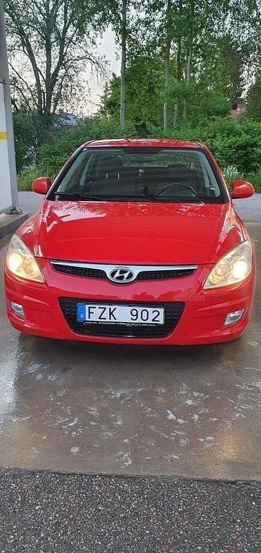 Röd Begagnad 2008 Hyundai i30 Halvkombi | 37 000 kr (Marknadspris) - Bild 1/4