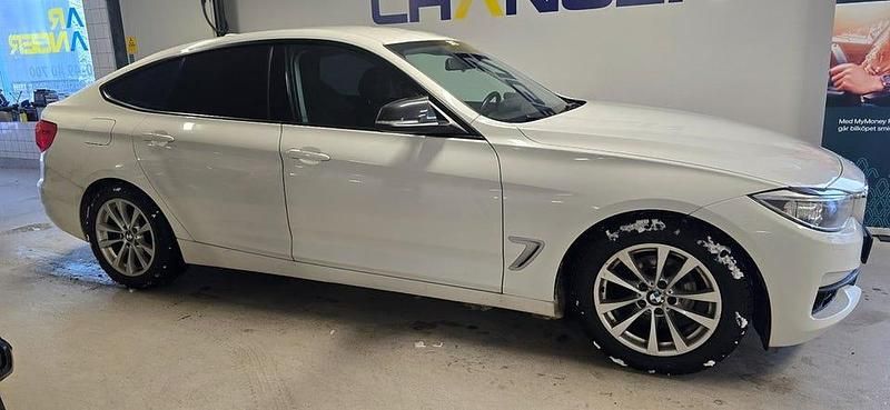 Begagnad BMW 318 Gran Turismo 143 HK (105 kW) 2014 Vit Kombi