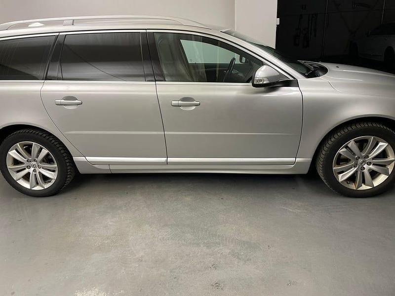 Grå Begagnad 2010 Volvo V70 Summum Kombi | 79 000 kr (Bra pris) - Bild 1/4