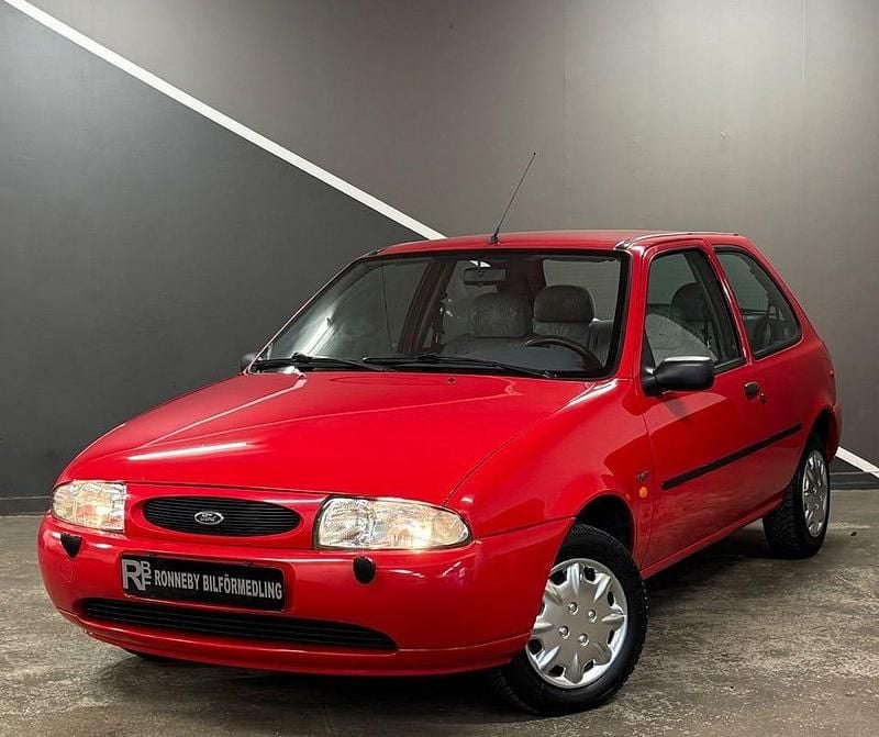 Begagnad Ford Fiesta 75 HK (55 kW) 1997 Röd Halvkombi