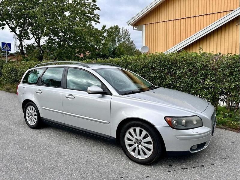 Grå Begagnad 2005 Volvo V50 Momentum Kombi | 39 000 kr (Bra pris) - Bild 1/4
